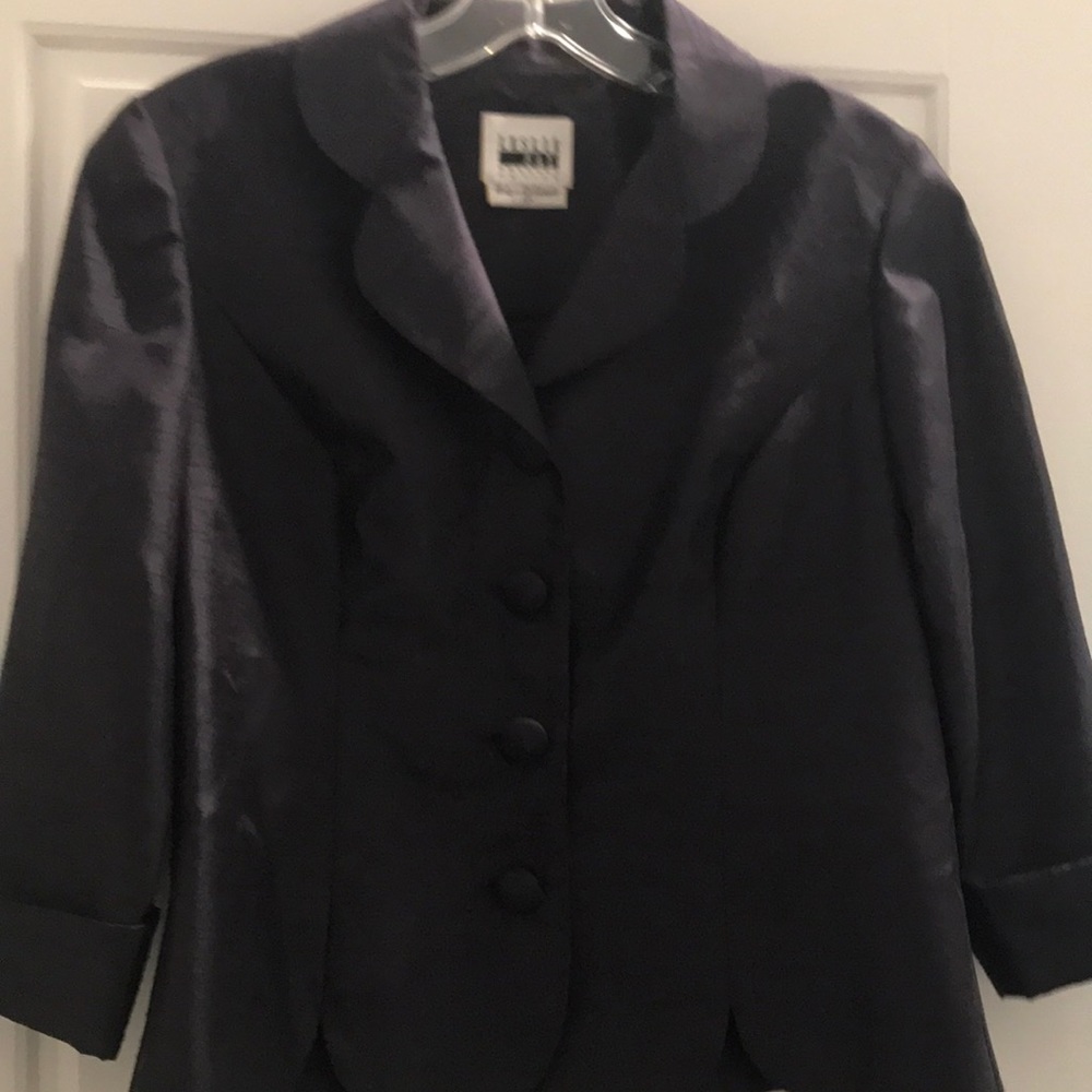 Navy suit Leslie Fay size 6 P. Floral print skirt. Cloth buttons on jacket.